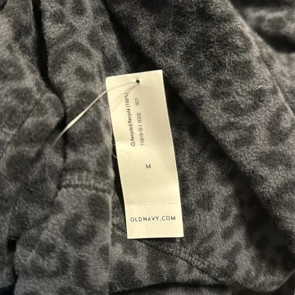Old Navy gray and black leopard print fleece lounge set - Picture 7 of 7